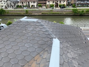 棟板金を一部張った屋根