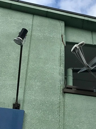 外壁に縦の大きなひび割れ写真