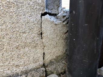 上尾市 雨樋近く 外壁ひび割れ