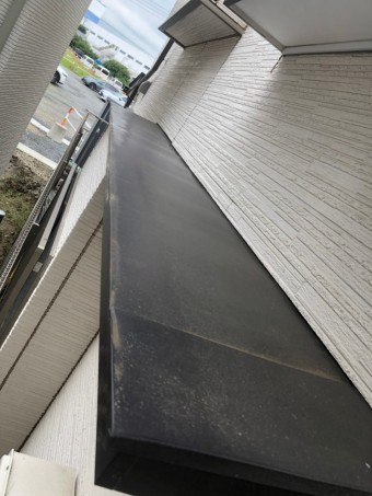 窓の上の屋根有刺鉄線施工前