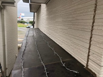 窓の上の屋根有刺鉄線施工後