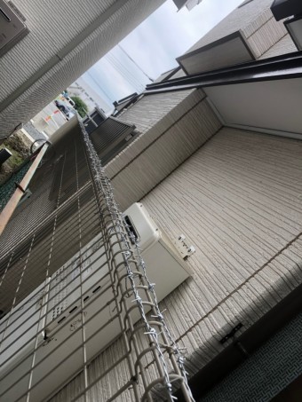 フェンスに有刺鉄線