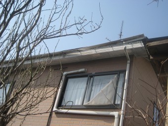 上尾市で破損している雨樋と外壁の現場調査
