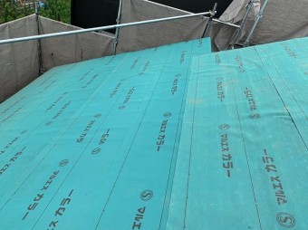 上尾市で屋根の葺き替え工事の様子