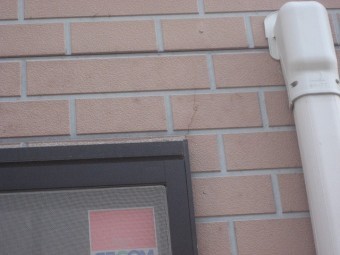 上尾市で破損している雨樋と外壁の現場調査
