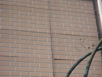 上尾市で破損している雨樋と外壁の現場調査
