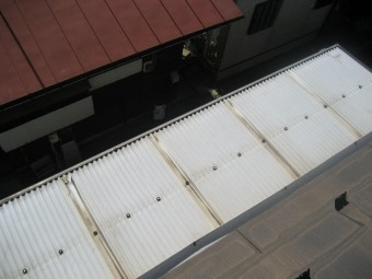 トタン屋根 破損 穴