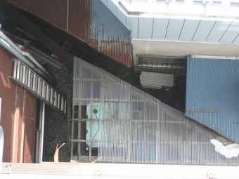 アパートトタン屋根破損
