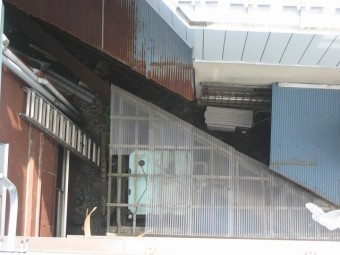 アパートトタン屋根破損写真