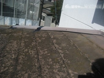 棟板金の浮きの写真