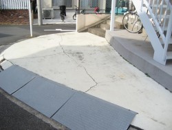 エントランス床 ヒビ 写真