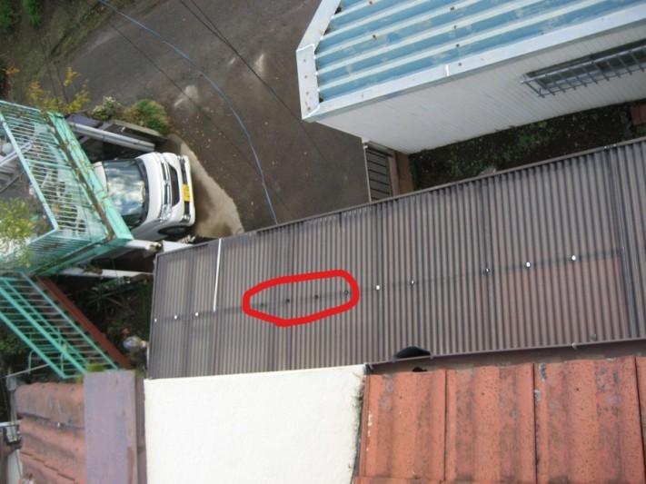 トタン屋根の釘が取れた写真