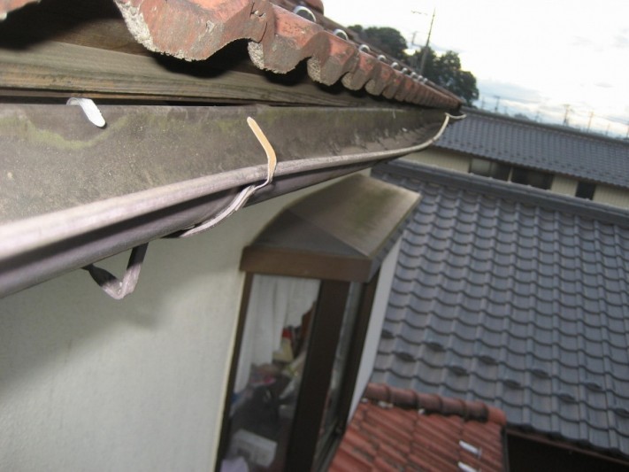 雨樋の固定する金具の浮き