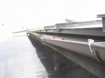 上尾市アパートで雨樋の歪み写真