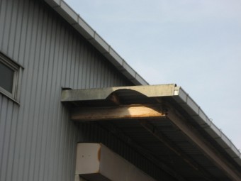 小屋根割れ