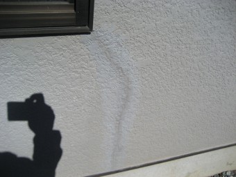 外壁クラック部分むき出し写真