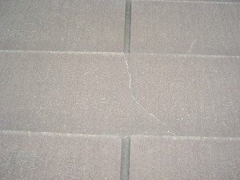 屋根 縦ヒビ 越谷市