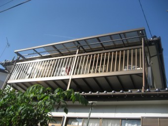 お家のトタン屋根を真正面から見た様子写真