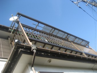 鴻巣市でトタン屋根を下から見た写真