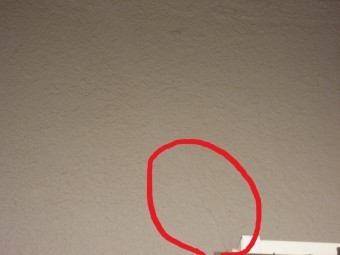窓の桟から外壁のひび割れ写真