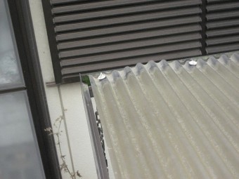 トタン屋根の隙間