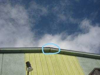 外壁の軒部分のひび割れ写真