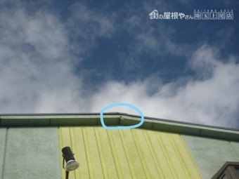 外壁の軒部分のひび割れ写真