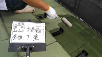 屋根塗装下塗りの様子