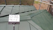 屋根塗装中塗り完了の様子