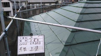 屋根塗装上塗りの様子