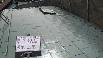屋根塗装上塗りの様子