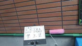 外壁上塗り塗装の様子