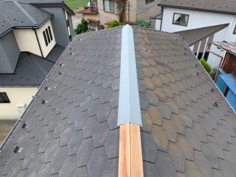 棟板金を一部張った屋根