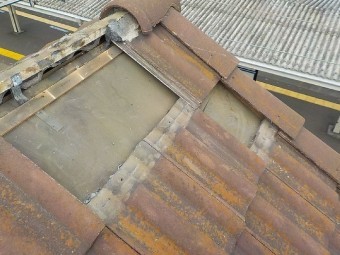 瓦と漆喰の解体作業写真