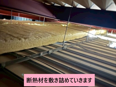 屋根裏への断熱材施工