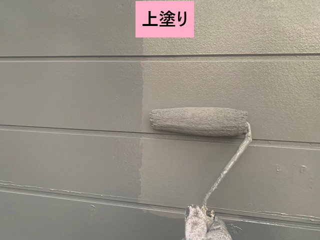 外壁の上塗り作業