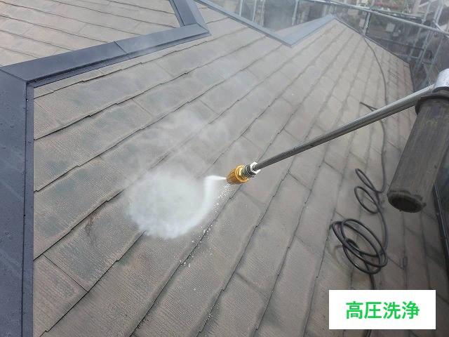 屋根の高圧洗浄作業