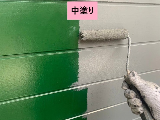 外壁の中塗り作業