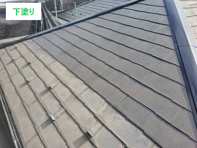 屋根の下塗り作業