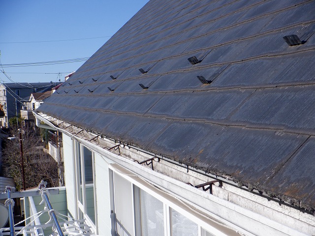 屋根カバー工法および外壁塗装前の様子