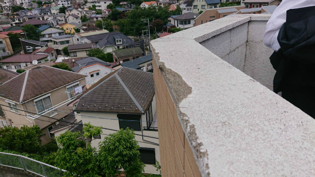 神奈川県川崎市のマンションで、壁や階段にひび割れ、欠けもあり調査です
