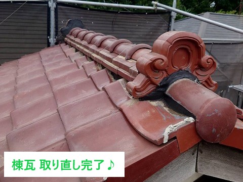 瓦は一枚ずつ組み合わせて雨を防ぐ構造ですが、経年劣化でかみ合わせが甘くなり、一部の瓦が浮き上がっていました。  浮いた瓦の下の防水紙が直接雨水にさらされるため、下地や軒天に水が回るリスクが高まります。小さな浮きでも放置すると雨漏りにつながり、家全体の耐久性に影響します。