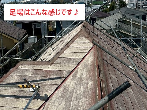 屋根カバー工法とは、既存の屋根材（スレートなど）を撤去せず、その上から新しい屋根材を重ねて施工するリフォーム方法です。 古い屋根を剥がす葺き替え工事よりも費用を抑えられ、工期も短縮できるのが大きなメリット。  桶川市お客様邸では、屋根の下地（野地板）がまだしっかりしていたため、このカバー工法が最適でした。