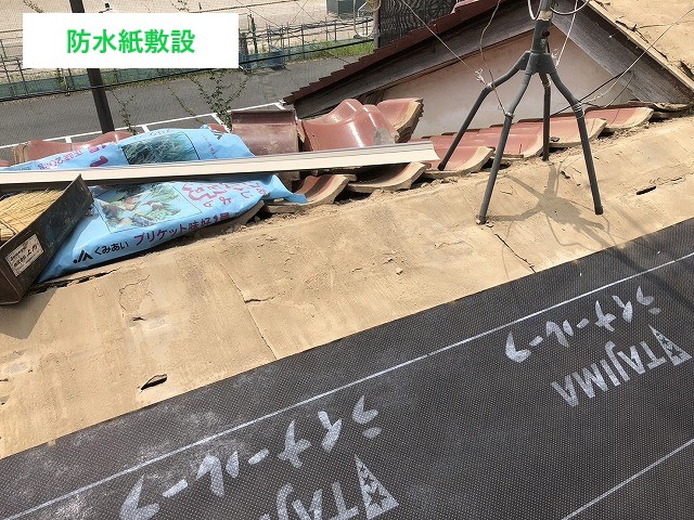瓦は一枚ずつ組み合わせて雨を防ぐ構造ですが、経年劣化でかみ合わせが甘くなり、一部の瓦が浮き上がっていました。  浮いた瓦の下の防水紙が直接雨水にさらされるため、下地や軒天に水が回るリスクが高まります。小さな浮きでも放置すると雨漏りにつながり、家全体の耐久性に影響します。
