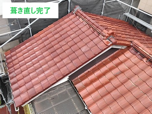 瓦は一枚ずつ組み合わせて雨を防ぐ構造ですが、経年劣化でかみ合わせが甘くなり、一部の瓦が浮き上がっていました。  浮いた瓦の下の防水紙が直接雨水にさらされるため、下地や軒天に水が回るリスクが高まります。小さな浮きでも放置すると雨漏りにつながり、家全体の耐久性に影響します。