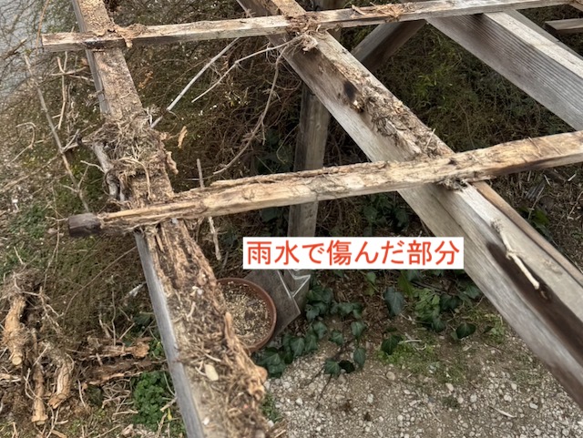 雨水で傷んだ屋根本体