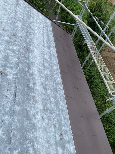 ガルバリウム鋼板屋根材の敷設