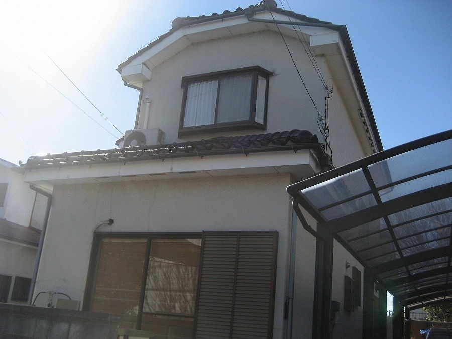 久喜市で瓦屋根の漆喰剥がれと外壁ヒビ、雨樋の歪みもあり現場調査です