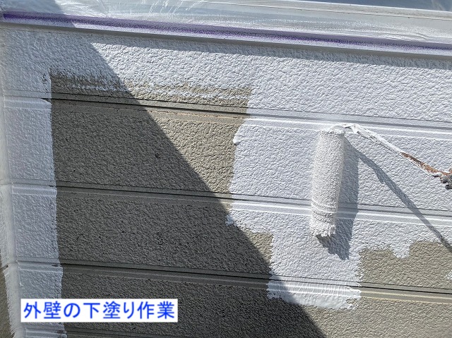 外壁の下塗り作業