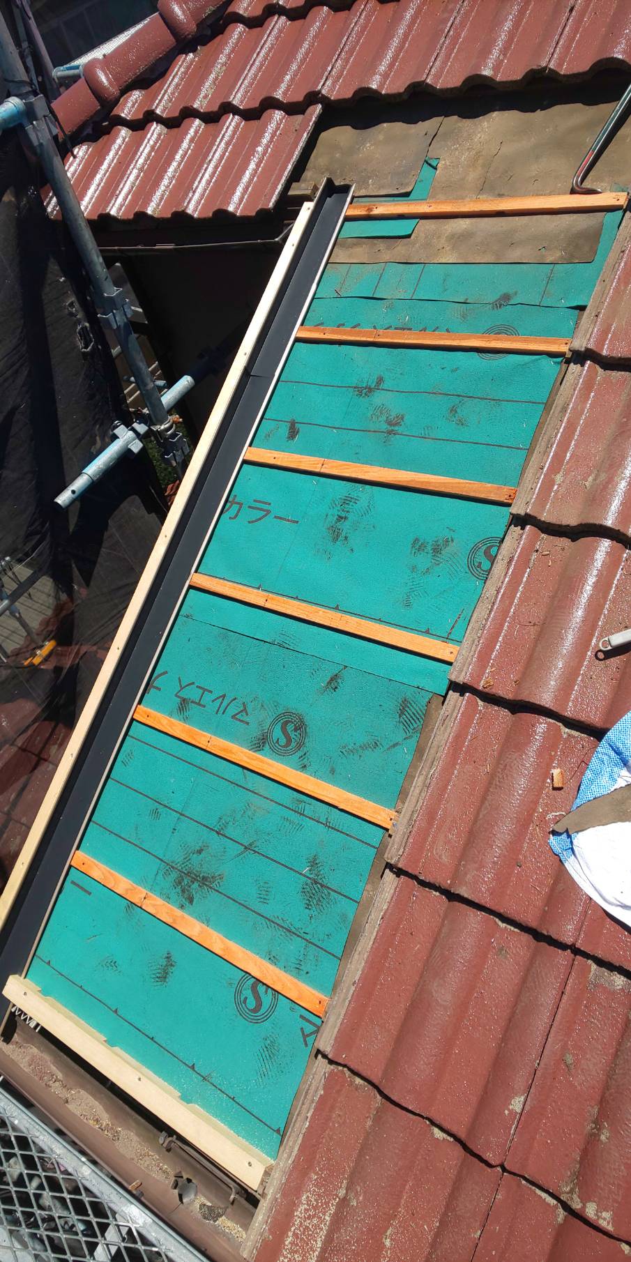 屋根防水シート貼り付け